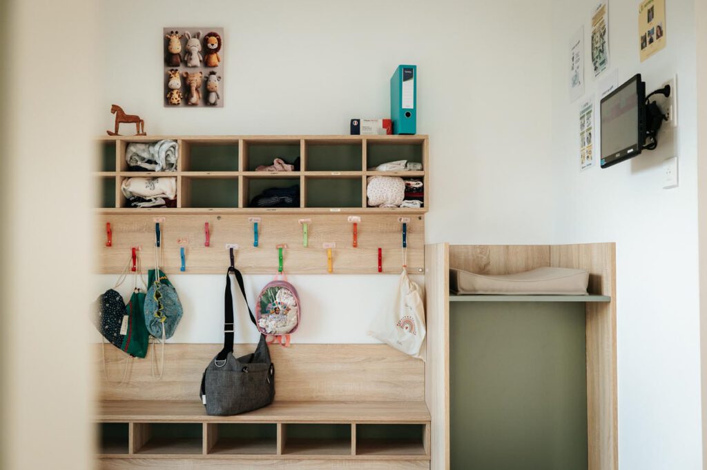 Espace rangement avec sacs et accessoires pour enfants à Arenthon