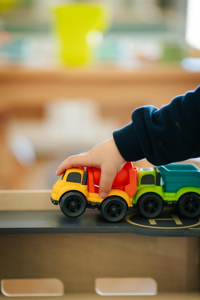 Enfant jouant avec des camions