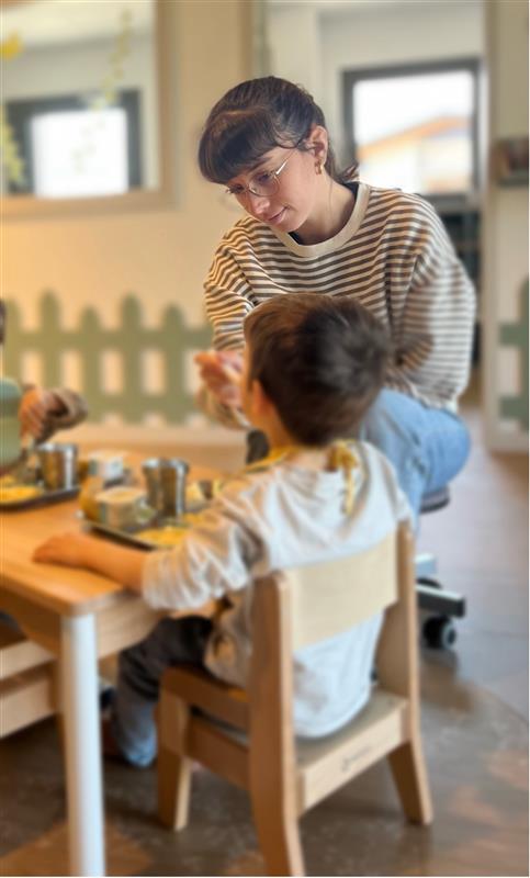 Enfant en train de manger à la crèche