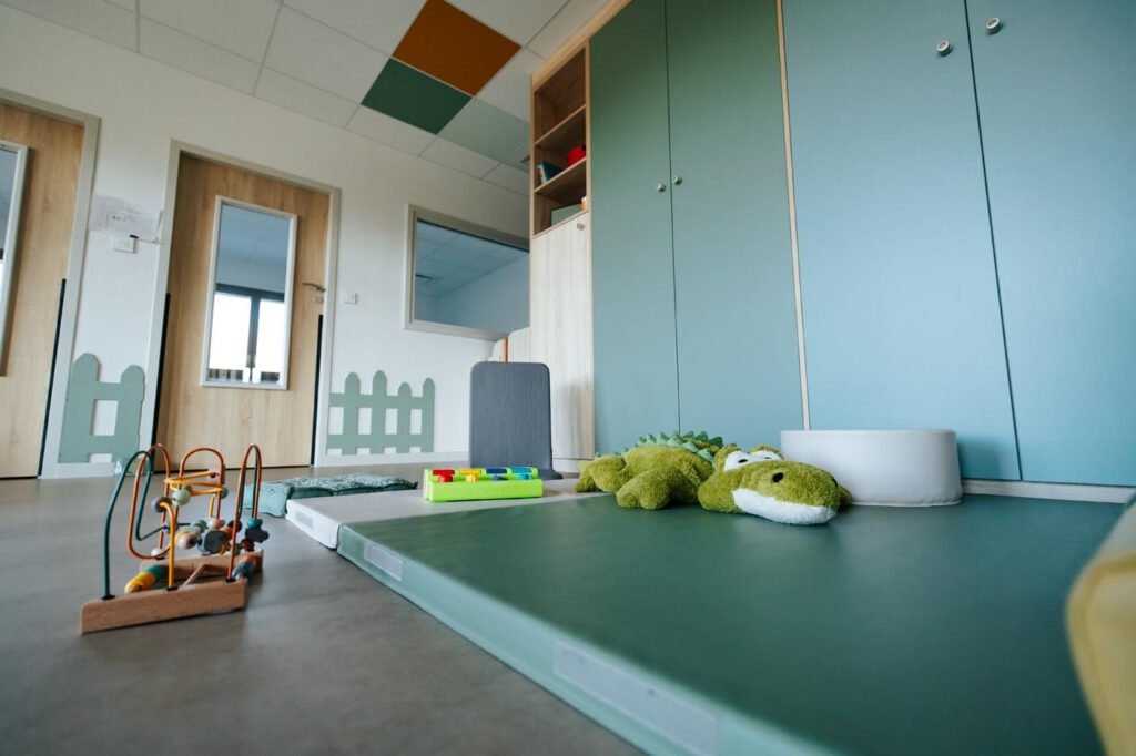 Salle d'activité pour enfants avec jouets et tapis de jeu dans la Vallée de l'Arve