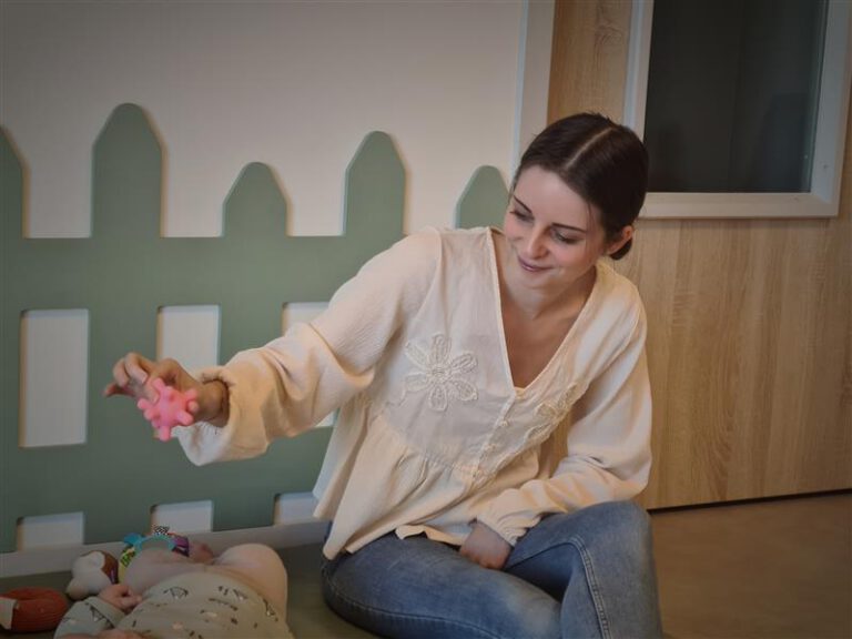 Soins pour bébé à la crèche à Arenthon