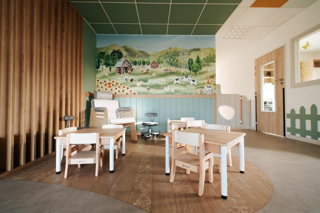 Salle de jeu pour enfants avec mur peint de ferme