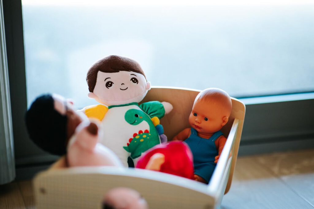 Poussette avec nounours et bébé jouet crèche